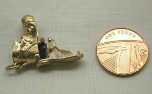 �y���������z�l�b�N���X�@�r���e�[�W�S�[���h�u�[�gvintage lovely 9ct gold boot charm with enamelled bride and groom inside