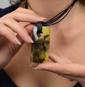 �y���������z�l�b�N���X�@�o���g�y���_���g�X�N�G�A�n���h���C�hcharming baltic amber pendant square shape leather string genuine handmade jewel