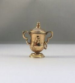 【送料無料】ネックレス　ゴールドカップトロフィー9ct gold fa cup trophy charm height 2cms weighs 37gms