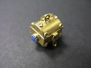 �y���������z�l�b�N���X�@18ct gold treasure chestcasket charm tested 18ct gold6grammes weight18ct gold treasure chestcasket charm tested 18ct gold