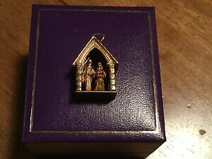 �y���������z�l�b�N���X�@���B���e�[�W�S�[���h�E�G�f�B���O�O����large, vintage 9 ct gold charm of wedding ,church, bride ,groom wt 55 grams