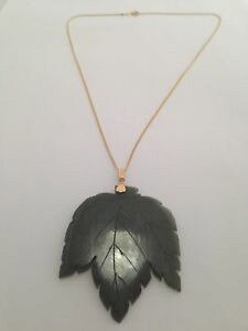 �y���������z�l�b�N���X�@�S�[���h�`�F�[�����[�v�����[�t�y���_���gstunning jade acer maple leaf pendant on 18 9ct gold chain