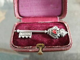 【送料無料】ネックレス　パリシルバールビーキーブローチオリジナルボックスオンmellerio dits meller paris 1880 silver amp; ruby key brooch original box