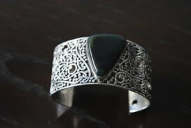 【送料無料】ネックレス　オレンジスターリングシルバーカフnatural green darker amber set in sterling silver cuff