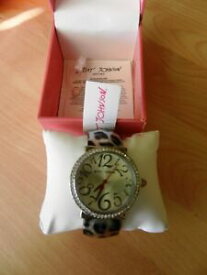 【送料無料】　腕時計　ジョンソンベゼルチータープリントカフブレスレットbetsey johnson silvertone bezel cheetah print cuff bracelet watch