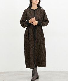 【最大2000円OFFクーポン♪】SALE ワンピース 長袖 ロング丈 大きいサイズ バンドカラー ベルト付き ダマスク柄 総柄 ポケット ふんわり袖 レディース セール Honeys ハニーズ バンドカラーワンピース