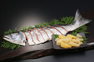 【送料無料】迎春 鮭と数の子セット 北海道産 新巻鮭 半身 切身(3分割包装)+ 味付数の子 高級海鮮ギフト お正月 お歳暮 贈答用