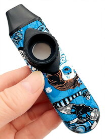 カズー 楽器 KAZOO おもしろ楽器 アート柄 日本語説明書 音色調整 ストラップ付 初心者 大人 子供 (ブルー, 約10.2x3x2.8cm)