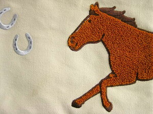 馬と蹄鉄・サガラ刺繍フラットポーチ・イエロー・黄・デイジー帆布素材ポーチイラストおがわじゅりホースシューオリジナル