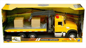 ミニカー　1/18　NEWRAY　積載車クレーントラック　黄色　巨大！　クレーンも動く♪　 Mack Granite (Yellow) Roll Off Truck with Wooden Crates and Crane 　予約商品