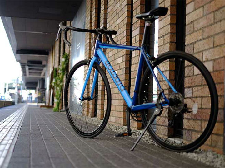 彼女は景品に当たって自転車を獲得しました
