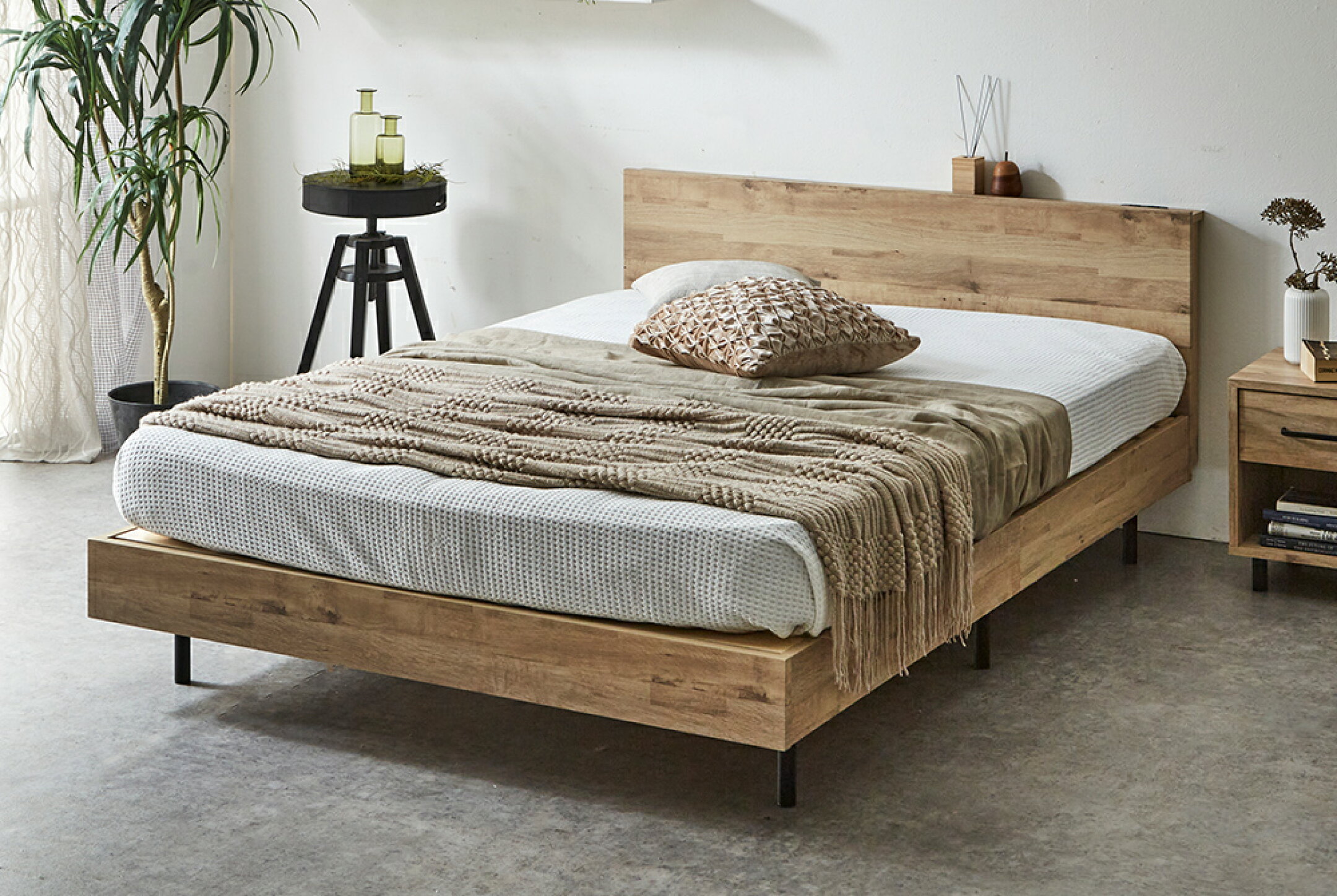 脚付きで立ち座りしやすいベッドフレーム 最も一般的なタイプなのでどんなお部屋にも合わせやすく、ベッド下の掃除がしやすいなどのメリットも◎