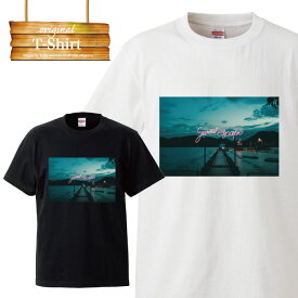 Tシャツ 半袖 トップス 半袖シャツ カットソー 海 海岸 海辺 リゾート 海面 風景 景色 バカンス 夏 サマー 英字 英語 文字 空 雲 クール お洒落 可愛い かっこいい デザイン 人気 黒Tシャツ 白Tシ