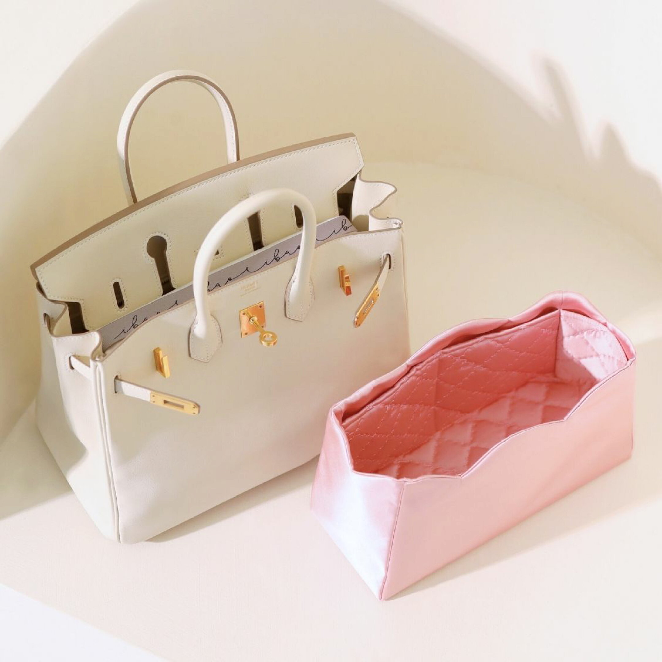 台形バッグ使用スタイル : エルメス バーキン  HERMÈSのバーキンバッグは、クラシックな台形デザインと柔らかいレザーで知られていますが、内部の支えが不足しているため、へこみやシワが生じやすく、バッグの形状や構造の美しさに影響を与えることがあります