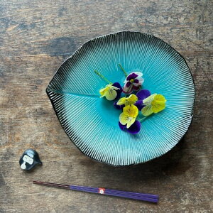 美濃焼 大皿 葉型 トルコブルー 皿 食器 美濃焼き 和食器 貫入 日本製 葉っぱ おしゃれ お皿 変形 ブルー 青 ガラス質 透明感 和モダン ギフト プレゼント 海 モダン おかず パスタ サラダ 炒