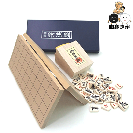 木製将棋盤セット　安価で携帯便利　新桂4号折将棋盤と人気ナンバー1　優良押将棋駒（桐駒箱入り）ルール・駒の動き方つき