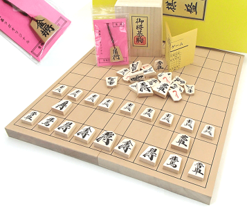 楽天市場】将棋駒 黄楊特上彫駒 錦旗書 駒箱付き ※指し味を楽しめる駒