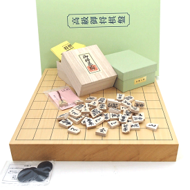 木製将棋盤セット　本榧に次ぐ　ヒバ15号卓上接合（ハギ）将棋盤（ランク松竹）と山形天童の白椿上彫将棋駒桐駒箱入り