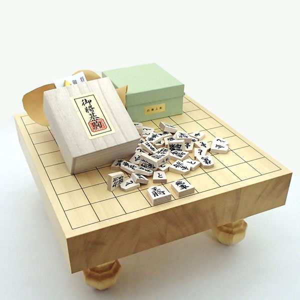 木製将棋セット　ヒバ2寸足付接合将棋盤に正式書体の山形天童の白椿上彫将棋駒 | 囲碁ラボＪＡＰＡＮ