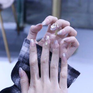 【送料無料】ヌードパウダー ネイルチップ 3D 小さな花柄 ペンダント 24枚入り フレンチネイル パール 結婚式、パーティ、休日、デート、プロム、日常生活に使用できます サイズ:10×7×2cm