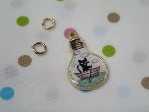 【INAZUMA】メタルチャーム ファスナー飾り ネコ(黒猫ボート:背景白) 丸カン2ヶ付き カラー:G
