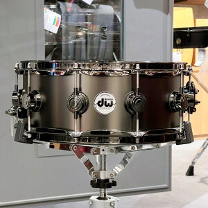 DRVD5514SVNBK [Collector's Satin Black Over Brass Snare 14×5.5 / Black Nickel Harare] dw (Vi)