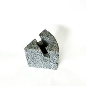 カード置き、リーフレット置きにもなる多目的ペン立て、白御影石のペン立て、石製ペン立て三角形タイプ、味わいのある石肌、散らかりやすい卓上の収納やインテリア用置物としても、重