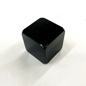 インド産黒御影石で作ったペーパーウェイト、磨き仕上げ、重量約1.3キログラム、2寸5分角（7.5センチ角）のキューブ型ペーパーウェイト、文鎮、黒御影、グラナイト、卓上アイテム、石製、花崗岩製、実用にもインテリアにも