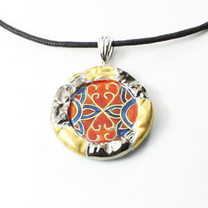 【工房限定オリジナル商品】他にはありません。金やプラチナを焼付けた華やかさの中に伝統の古伊万里調絵柄紐ネックレス。伊万里焼質感も上品な作品です。贈物としても喜ばれます。【