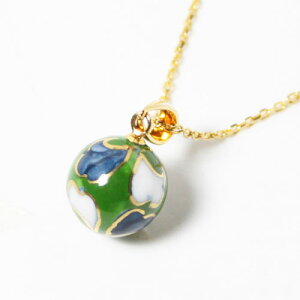 【工房限定オリジナル商品】他にはありません。可愛い小玉が胸元に輝く染錦紋様。外国人お土産やプレゼントに最高!伊万里焼ペンダント。【楽ギフ_包装選択】【楽ギフ_メッセ入力】