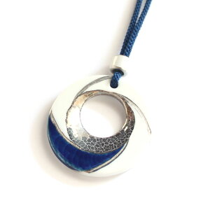 【工房限定オリジナル商品】他にはありません。白金彩貫入紐ネックレス。伊万里焼質感も上品な滑らかさで非常に人気もある作品。包装 ハードケース対応不可商品【楽ギフ_メッセ入力】