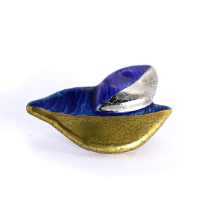 伊万里焼ブローチ。木の葉型が面白い金やプラチナを焼付けた作品。【工房限定オリジナル商品】他にはありません。プレゼントにも最高!【楽ギフ_包装選択】【楽ギフ_メッセ入力】★送