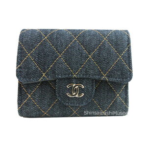 ��V�i��V���l�� �X���[���E�H���b�g �f�j�� �O�܂���z AP0229 B23492 U7663 �_�[�N�u���[ CC�}�[�N �S�[���h���� �~�j �� ���{�� ���b�s���O ��Brandnew��CHANEL Small Denim Wallet Dark Blue CC Mark Gold Mini