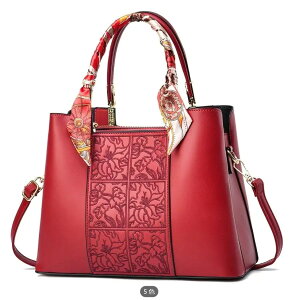 �`���I�Ȓ����h�J�̃f�U�C�����{���ꂽ�X�^�C���b�V���ȃo�b�O�B��̓��M�t�g�ɍœK�ŁA����l�̎�����������̂ɏ\���ȃX�y�[�X������܂�