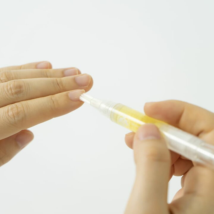 楽天市場 春季限定 生活の木 ネイルオイル ミモザ 2ml08 024 7050 アルガンオイル カレンデュラオイル 保湿成分 配合 ミモザ エッセンシャルオイル 天然芳香成分 配合 健やかな指先を保つネイル用美容オイル 爪 指先 甘皮 保湿 ネイルケア 71 3 井上