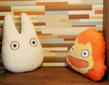 楽天市場 ジブリ ハウルの動く城 カルシファー 低反発 クッション 人形 ぬいぐるみ 30 5 35cm Studio Ghibli かわいい ハウル ジブリグッズ おしゃれ ダイカットクッション Interiorshop Cozy