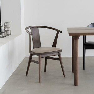 ダイニングチェア ブラウン おしゃれ シンプル 北欧 オーク材 無垢材 木製 木 天然木 ナチュラル いす チェアー 丸い コンパクト かわいい ナチュラル 高級感 重厚感 ヴィンテージ風 モダン