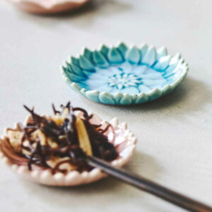 豆皿 ダリア 7cm 形 陶器 瀬戸焼 同色5枚セット ( 食洗機対応 電子レンジ対応 皿 小皿 薬味皿 醤油皿 銘々皿 菓子皿 薬味 ネギ ワサビ お菓子 お漬物 箸休め おしゃれ 花柄 )【39ショップ】