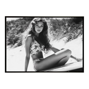 サーフガール モノクロ 海 サーフィン サーフボード 美女 1980s レトロ セピア ポスター インテリア おしゃれ プリントポスター フォト オシャレ アート 写真 ビーチ 海岸 夏 お洒落 a0 a1 a2 a3 a4