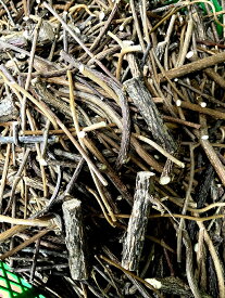 お土産　ネコ　【送料込み】　お客様感謝価格。またたびの木　天然自然木　保存料、着色料使用しておりません。200g入り。太さ長さ形はさまざまです約5cm〜15cmまで裁断し袋詰め。