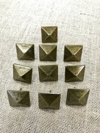 「30mm 四角 鉄鋲 10個セット」鉄びょう 10個セット 金色 アイアン 装飾鋲 家具 ドア ネイル 金物 リメイク 角型 アンティーク ビス隠し 鋲 スタッズ プッシュピン 10個から販売 おしゃれ 可愛い ゴールド DIY ガーデニング