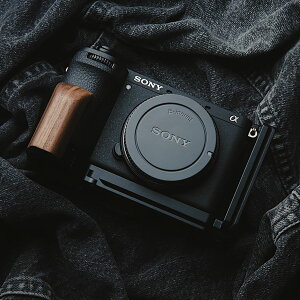 SONY A6700 ��p �n���h�O���b�v���^�� �h�؍� �n���h���C�h �{�f�B�P�[�X �p�̃n���h�O���b�v�ł� ��������؎� �݊� �d�r�����֗� ��ʊJ��