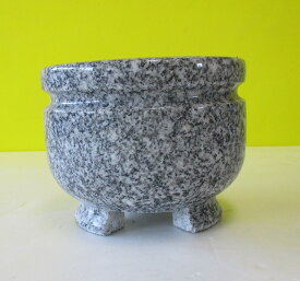【送料無料】【墓石用品：丸香炉（線香立）】【青御影石】【三ッ足香炉 線香立 : 4寸丸】（約12cm丸）●線香立の中に入れる「砂」は、サービス