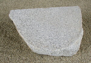 【送料別途】【国産・日本産・愛媛県産】【錆石】【沓脱石・踏み台石・景石・飾り石・物置石】【坪庭・和風・インテリア・花壇・庭石・縁側】★重量物の為ご購入の際運搬のご確認必須