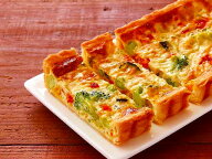 ＜冷凍＞ 25941 フリーカット 7種の野菜のキッシュ 300g 味の素冷凍食品