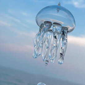 夏の風詩物 風鈴 ガラス風鈴 手作り ガラス細工 くらげ風鈴 透明 癒し 吊り下げ 飾り ふうりん クラゲ ハンドメイド 和の音色 夏の音色 かわいい 海 夏 涼しい インテリア 贈り物 ギフトにも最適 IwaiLoft