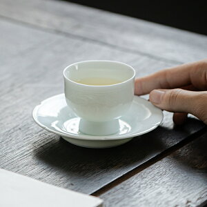 【愛着を感じる・纏枝蓮】影青磁 煎茶碗 千茶碗 平丸型 青白磁 お茶呑茶碗 彫刻 煎茶茶碗 50ml ちょこ コップ 盃 湯飲み ティーコップ ティーグラス 猪口 フリーカップ 磁器 手作り 茶器 茶杯