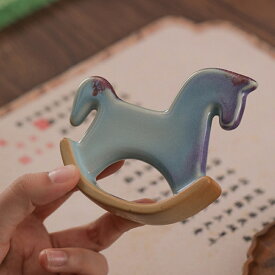 自然な温かみ ゆらゆら木馬 置物 干支の置物 うま Horse 2026 陶磁器 オブジェ かわいい 揺れる 馬 ホース 馬雑貨 動物 飾り 縁起物 開運招福 工芸品 民芸 風水グッズ 風水アイテム 書斎 午年 お正月飾り 干支飾り 正月飾り 迎春飾り IwaiLoft
