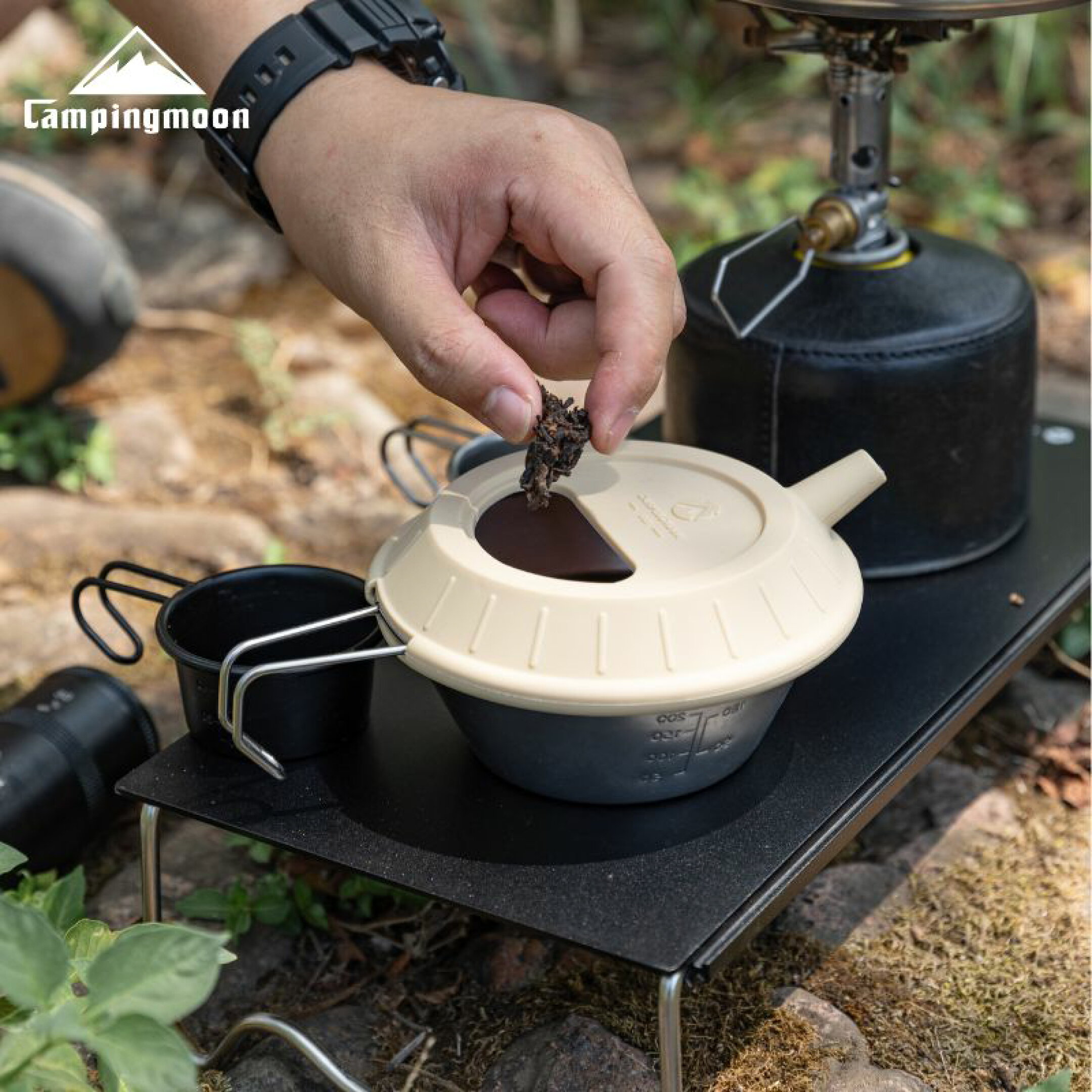 水やお茶の葉を入れたりするのに便利な半円形の開口部