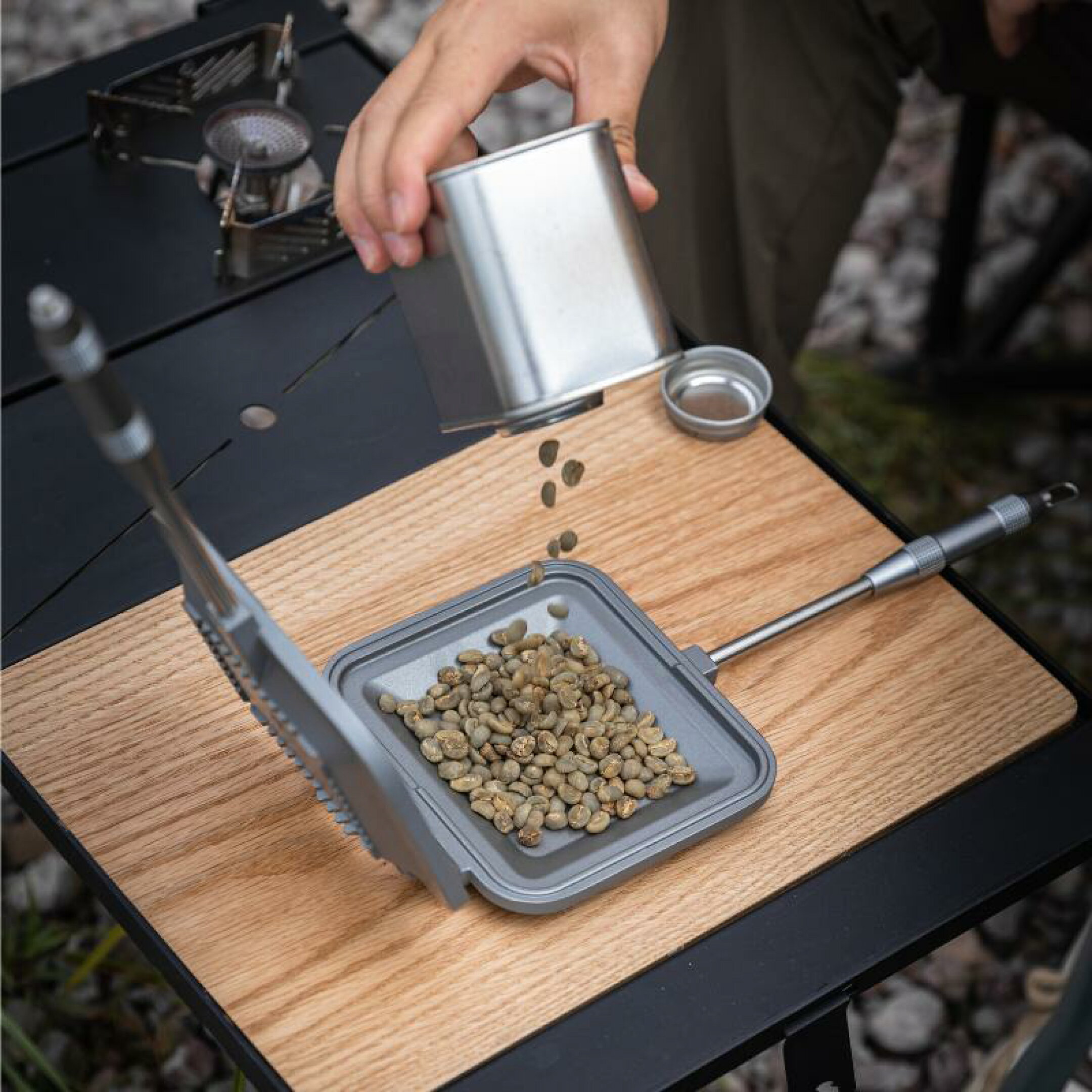 生の豆をホットサンドメーカーに入れて直火にかけるだけ